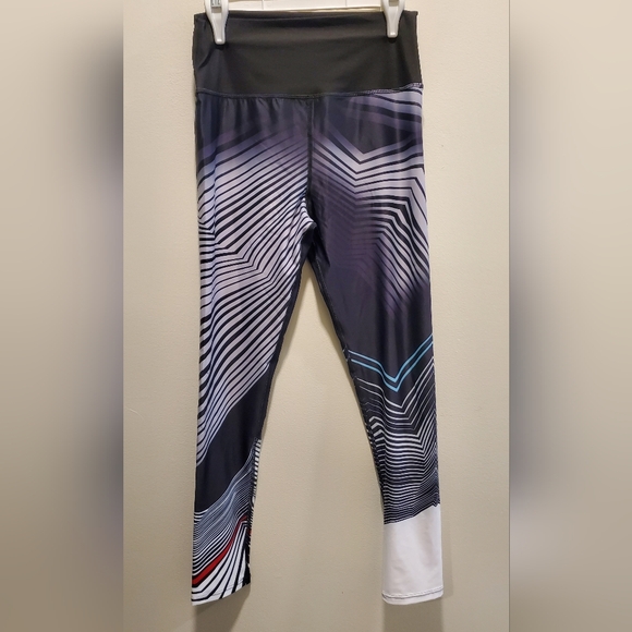 Black and White Abstract Pattern Active Leggings in size Medium - Picture 4 of 8